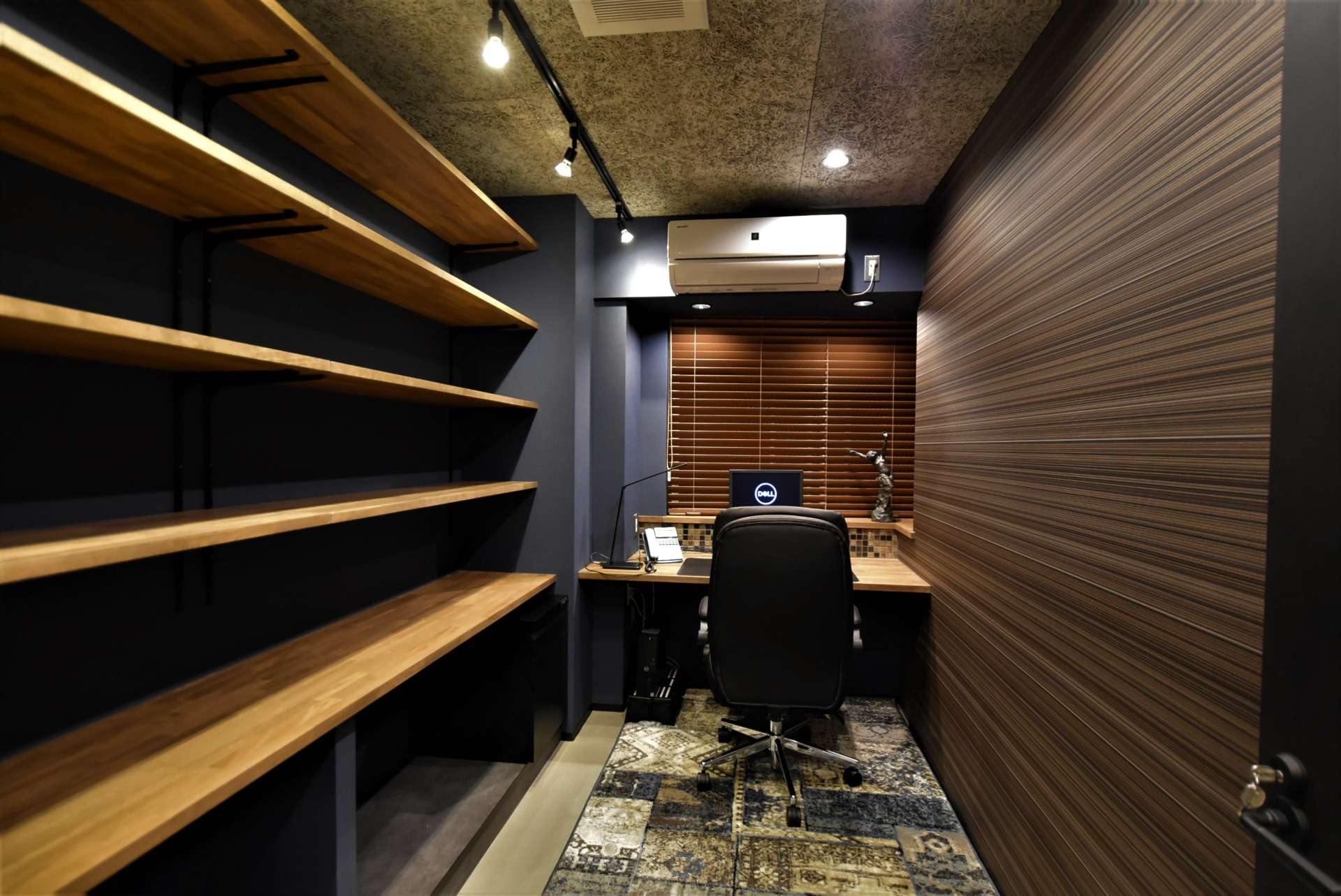 役員室はデスクとオープン棚