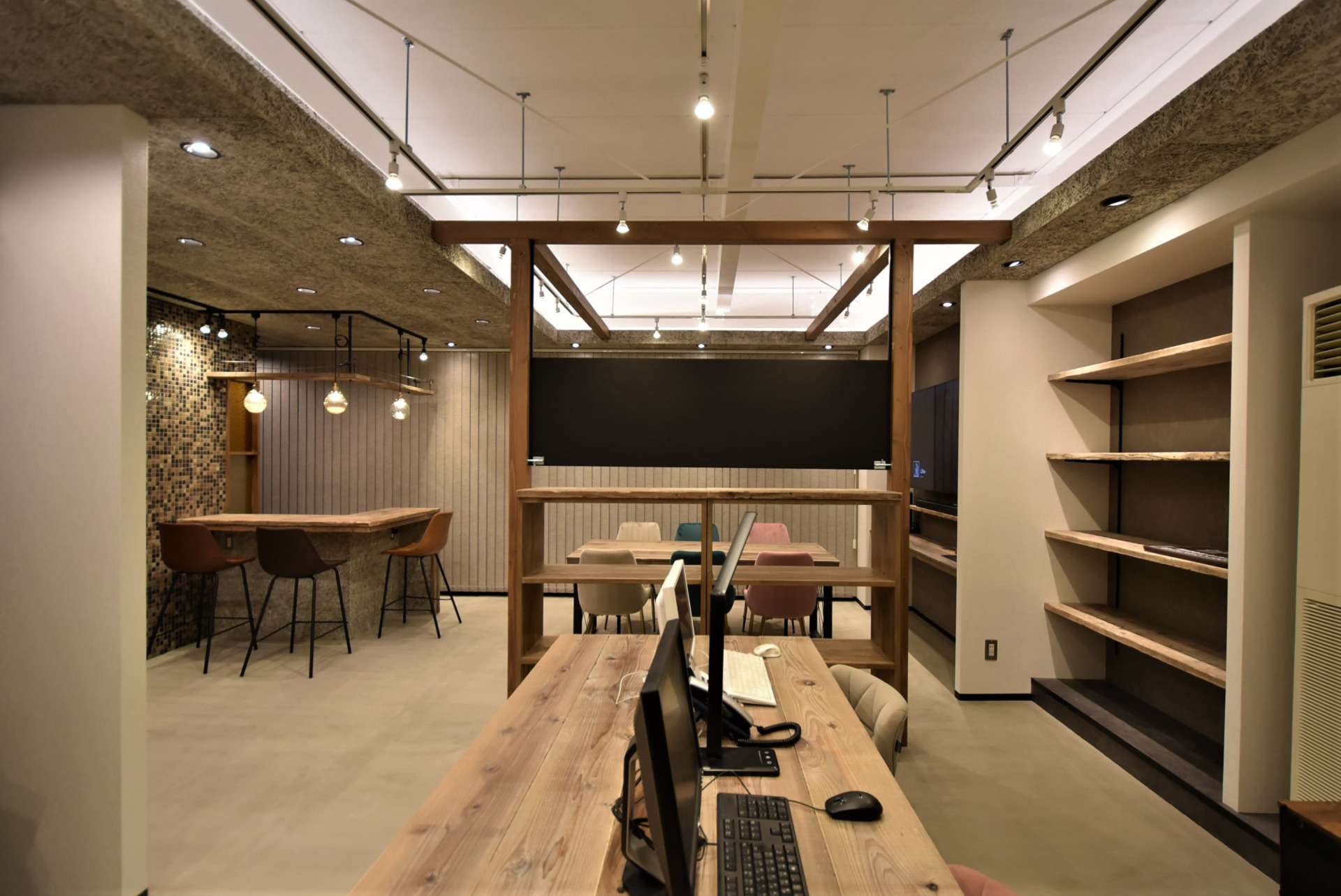 収納間仕切りで区画し広い空間になりました。