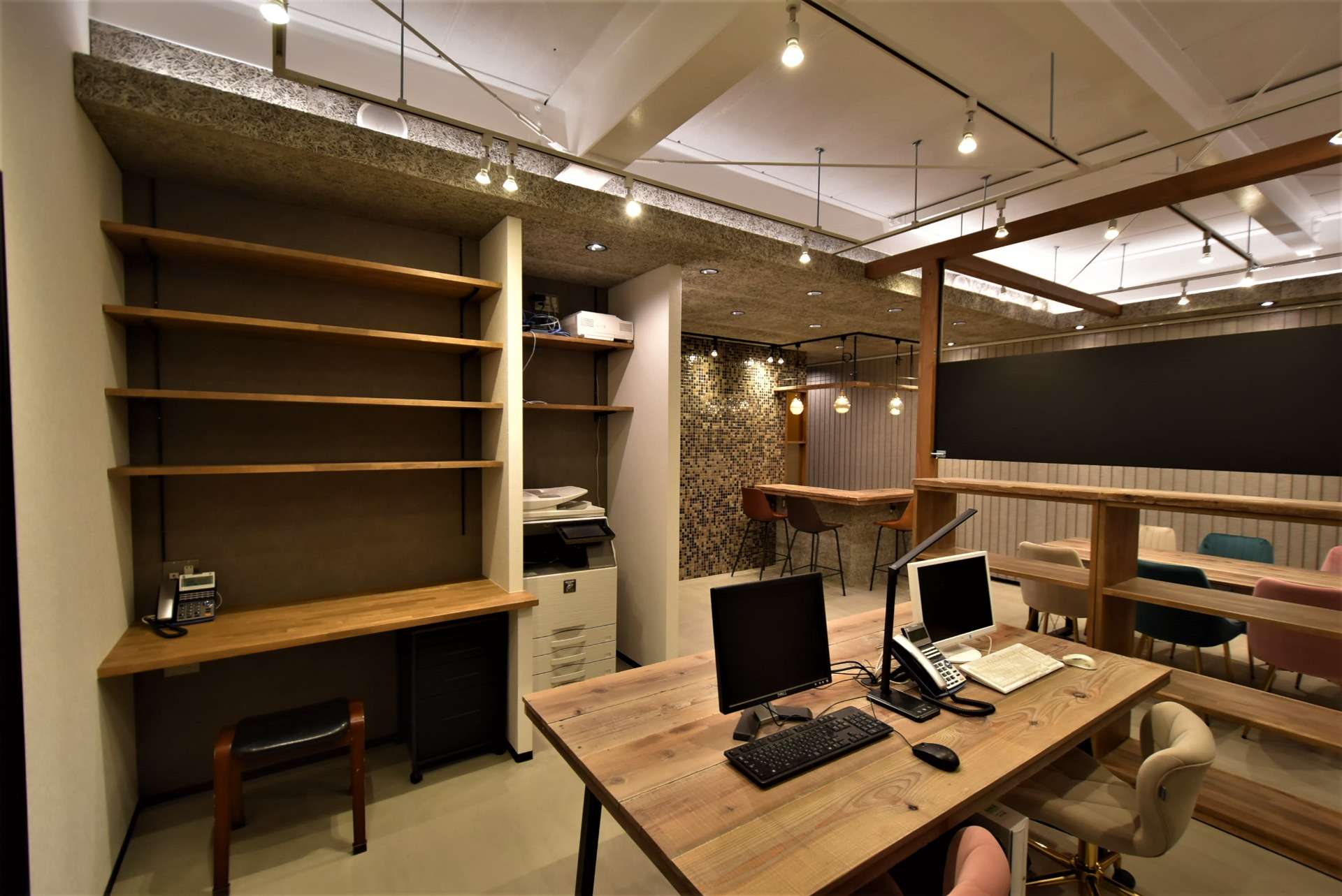 事務スペース。オープン収納多数