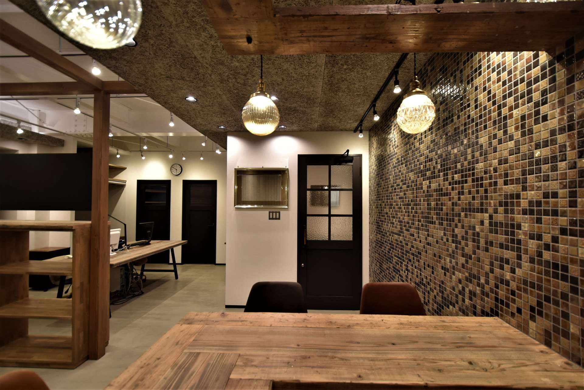 玄関入り口横は お客様のお気に入りタイルを壁面にアクセントとして施工