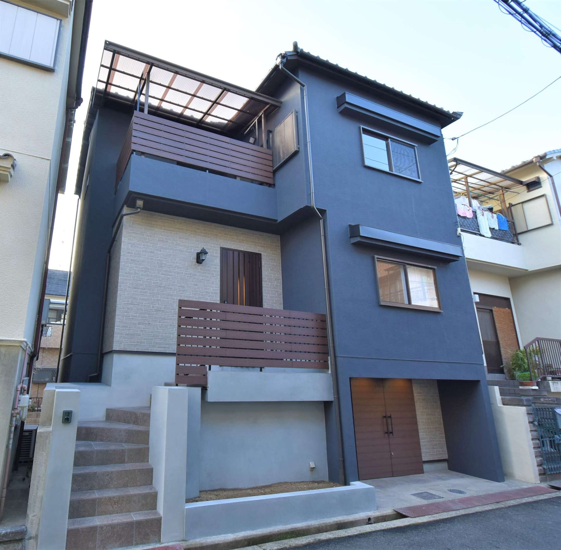 外壁は塗装工事・バルコニー床防水工事を行いました