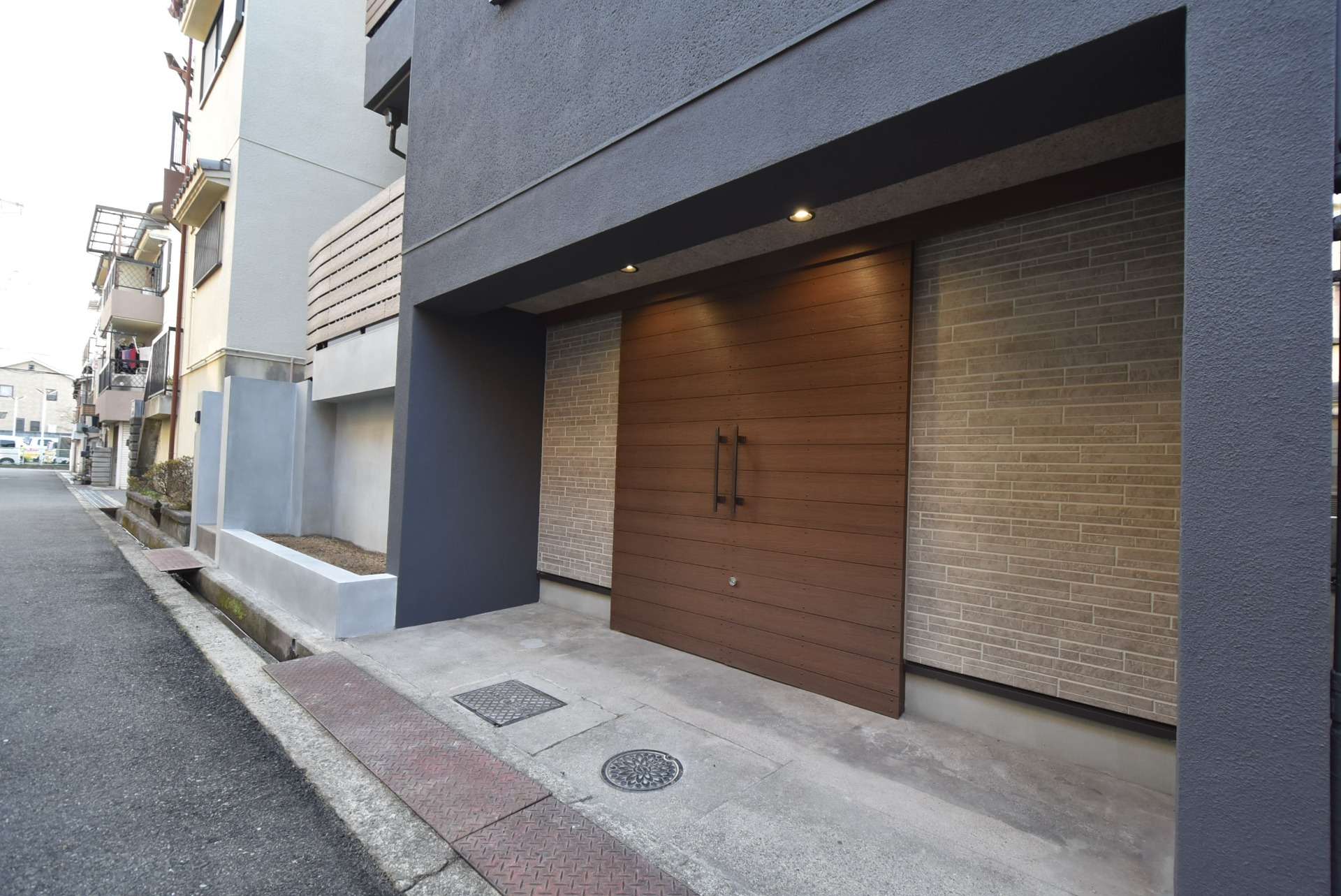 シャッター部分を解体し両引きの引き戸に変更しました。