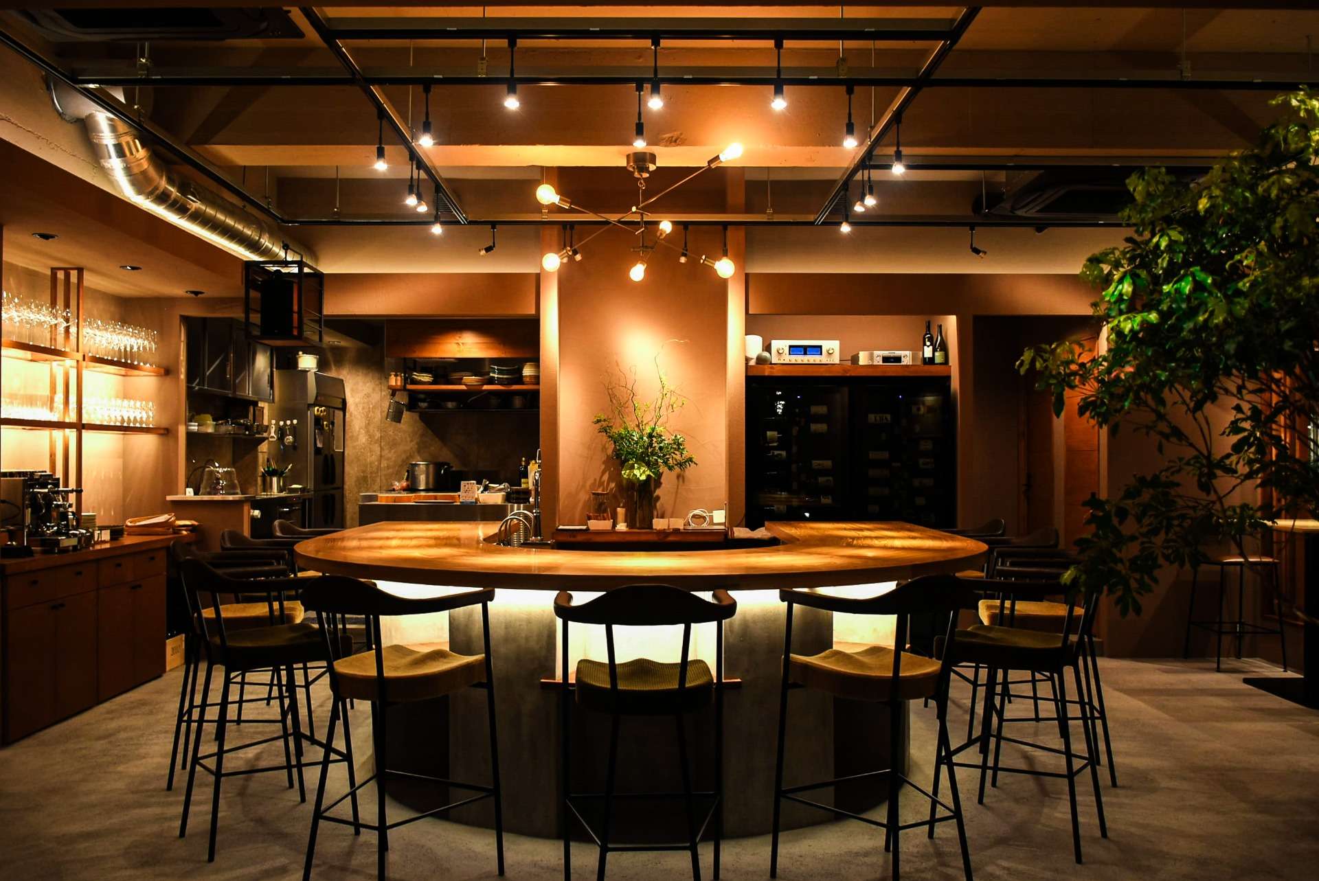 ゆったりと座れるカウンター。