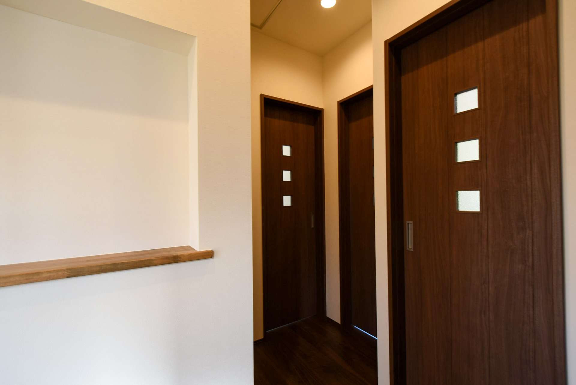 ニッチには家族写真や子供たちの思い出を飾れます