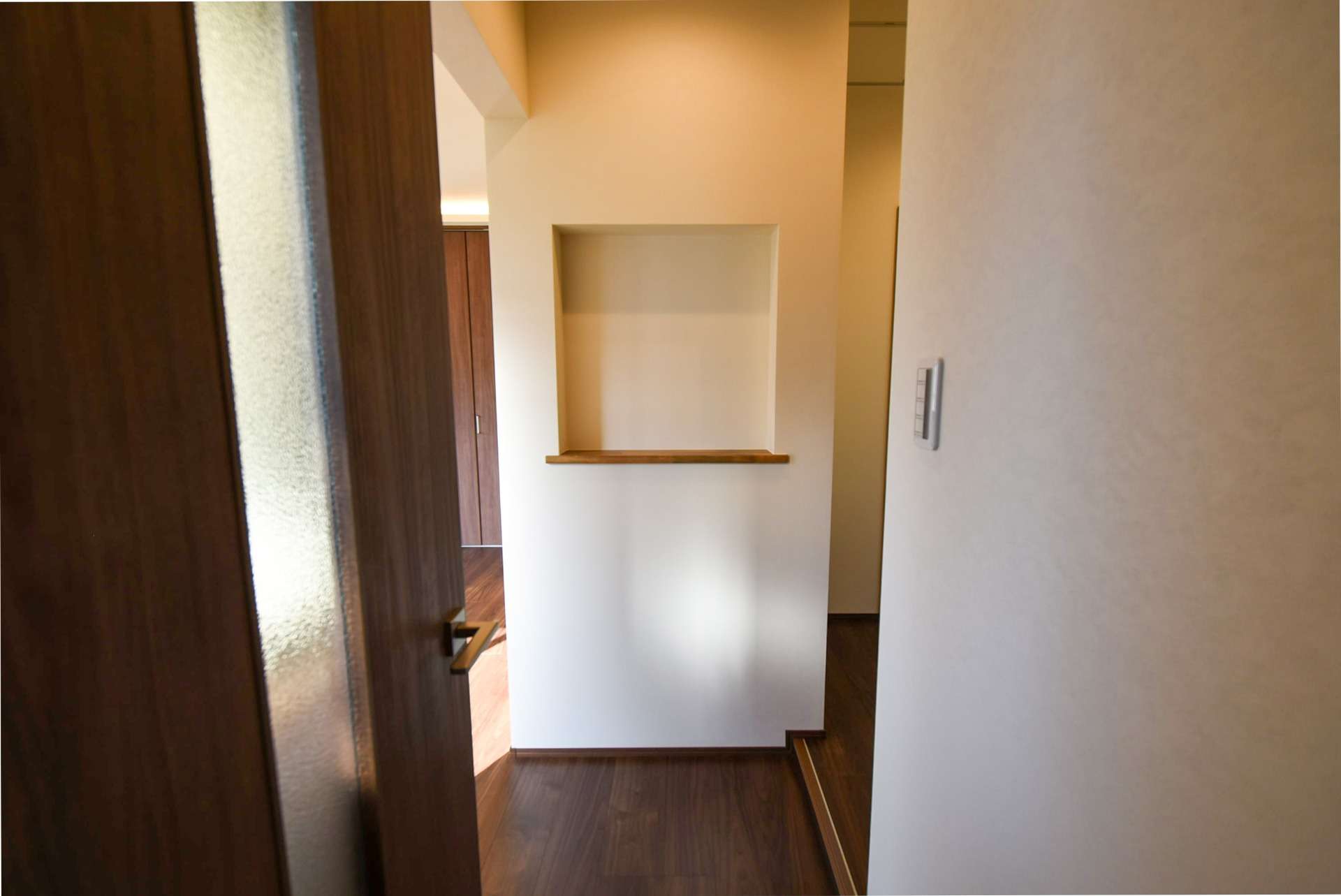 廊下 階段上がって正面にニッチを作りました